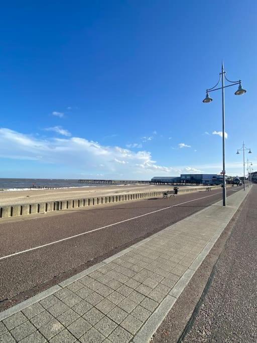 The Beach Suite - Top Floor With Easy Invest Lowestoft Exteriör bild