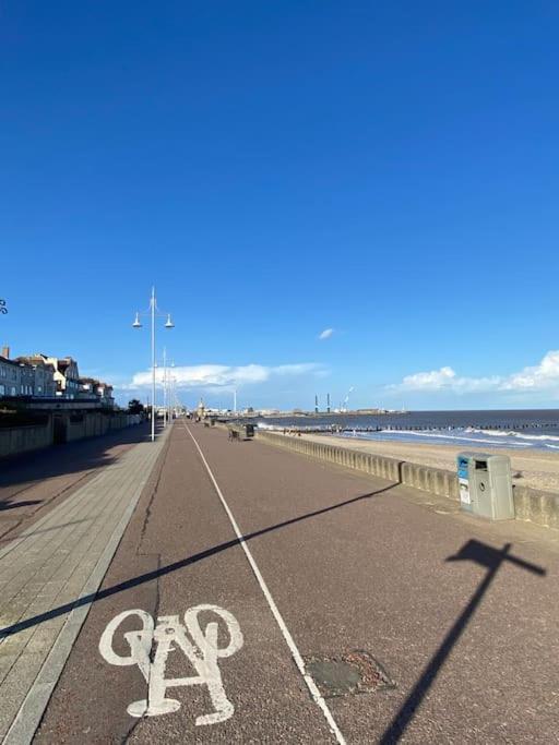 The Beach Suite - Top Floor With Easy Invest Lowestoft Exteriör bild