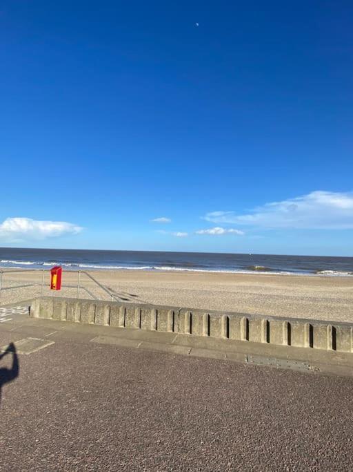 The Beach Suite - Top Floor With Easy Invest Lowestoft Exteriör bild